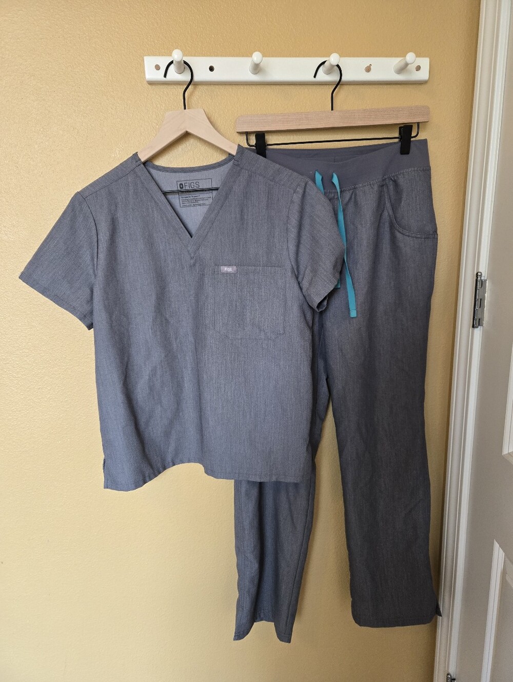 FIGS Heather Gray Scrub Top and Pants Set Size Medium